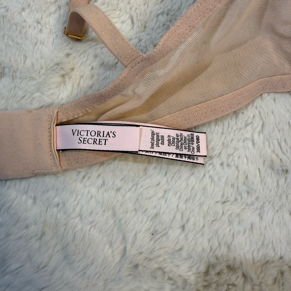 Victoria’s Secret size 36D lined plunge bra - Picture 4 of 7